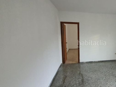 Piso con 3 habitaciones con aire acondicionado en Sevilla