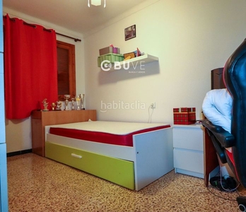 Piso de tres habitaciones, con un baño, terraza, salón comedor y cocina con lavadero a la venta muy cerca de las universidades , perfecto para inversores en Sevilla
