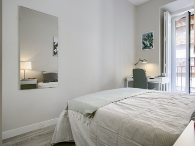 Se alquila habitación en apartamento de 4 dormitorios en Centro, Madrid