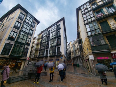 Venta Piso Bilbao. Piso de cuatro habitaciones en Cinturería 8. Cuarta planta con balcón