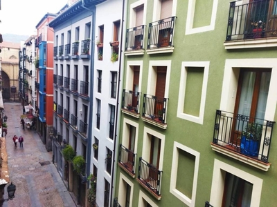 Venta Piso Bilbao. Piso de tres habitaciones en Calle Belosticalle 9. Buen estado tercera planta con balcón