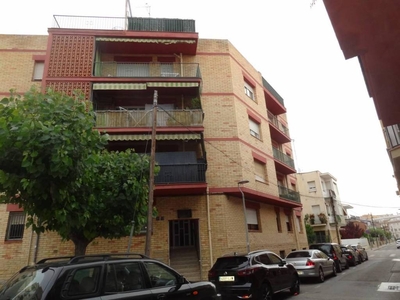 Venta Piso El Vendrell. Piso de tres habitaciones en Calle PAU CASALS. A reformar cuarta planta con terraza