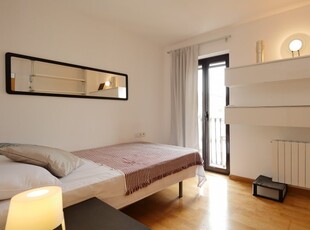 Habitación ordenada en apartamento de 5 dormitorios junto a La Rambla en Barceló