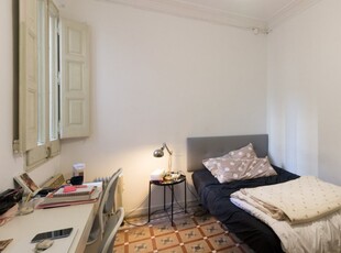 Se alquila habitación en apartamento de 9 dormitorios en el Eixample, Barcelona