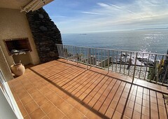 Nice 2 bedrooms apartment located on Seafront with sea view, private parking and communal pool.