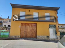 Venta Casa adosada en Carrer de Bassegoda Sant Joan Les Fonts. Muy buen estado plaza de aparcamiento con balcón calefacción central 200 m²