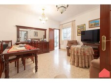 Venta Casa unifamiliar en Calle El Ejido Dos Hermanas. Buen estado con terraza 125 m²