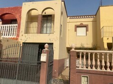 Venta Chalet en Calle Sulfi Roquetas de Mar. Buen estado con terraza 112 m²