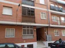 Venta Piso Ciudad Rodrigo. Piso de tres habitaciones en Calle REINO DE LEON 9. Buen estado tercera planta con terraza