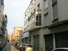 Venta Piso Girona. Piso de tres habitaciones en Calle Montseny. A reformar segunda planta con terraza