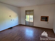 Venta Piso La Carolina. Piso de tres habitaciones en Plaza la Estación. Buen estado segunda planta con balcón