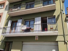 Venta Piso en Carrer Enric Granados. Sant Joan Les Fonts. Buen estado plaza de aparcamiento con balcón calefacción central