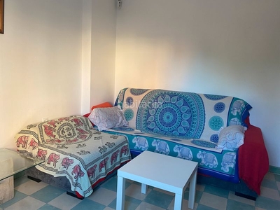 Alquiler apartamento en calle abogado federico orellana t. se alquila habitación en piso compartido para estudiantes o trabajadores desplazados en zona huelin () en Málaga