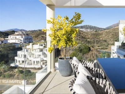 Alquiler dúplex con 3 habitaciones amueblado con piscina, calefacción, aire acondicionado y vistas a la montaña en Marbella