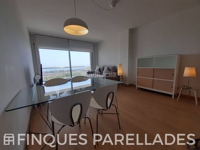 Alquiler piso amueblado con vistas al mar en finca con ascensor y piscina comunitaria . zona santa barbara en Sitges