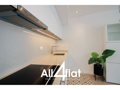 Alquiler piso de 95m2 a estrenar , dispone de 1 habitacion doble, 1 habitacion individual, cocina americana en Barcelona