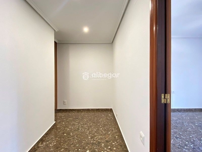Alquiler piso en alquiler en La Roqueta, , con 142 m2, 4 habitaciones y 2 baños y ascensor. en Valencia