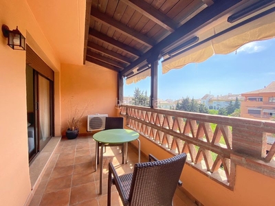 Ático con 3 habitaciones amueblado con ascensor, parking, aire acondicionado, vistas al mar y vistas a la montaña en Marbella