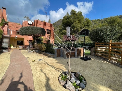Casa adosada a tres vientos con jardín y piscina en Sitges