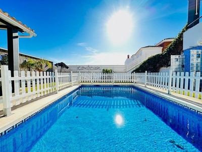 Casa adosada chalet pareado con piscina privada a 800 metros de la playa costa. en Torrox