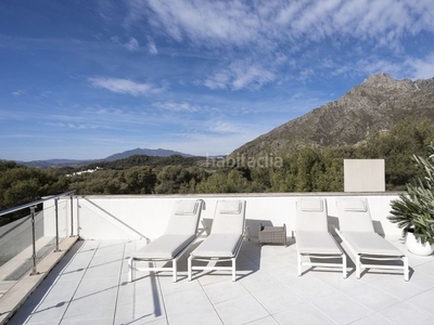 Casa adosada con 3 habitaciones amueblada con parking, piscina, aire acondicionado, vistas al mar y vistas a la montaña en Marbella