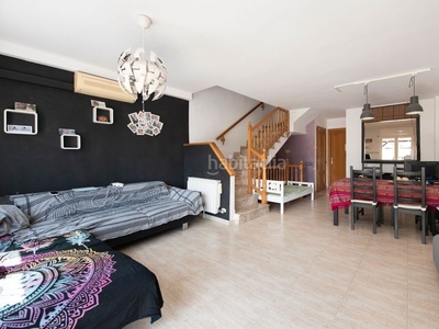 Casa adosada con 3 habitaciones con parking, calefacción y aire acondicionado en Castellbisbal