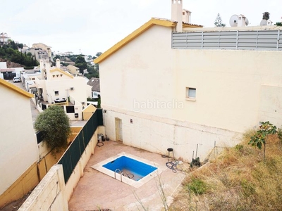 Casa adosada con 4 habitaciones amueblada con parking, piscina, calefacción, aire acondicionado y vistas al mar en Fuengirola