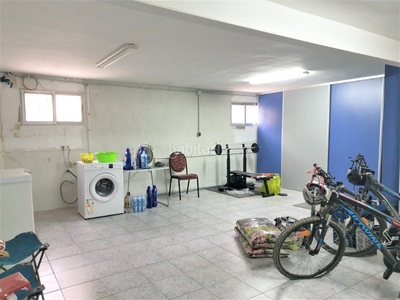 Casa adosada con 4 habitaciones con parking y calefacción en Yuncler