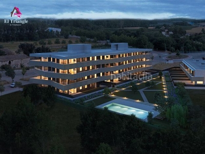 Casa adosada con 5 habitaciones con parking, piscina, calefacción, aire acondicionado y jardín en Vilablareix