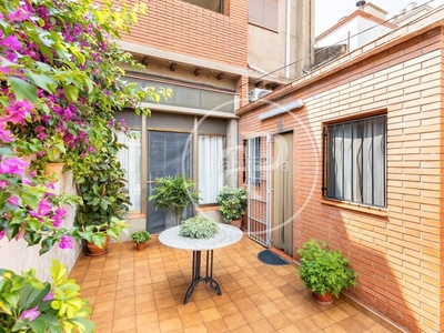 Casa adosada con jardín en venta en el centro en Sabadell