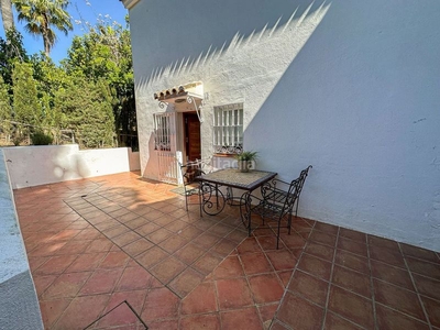 Casa con 3 habitaciones amueblada con piscina, calefacción y aire acondicionado en Marbella