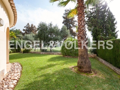 Casa elegante villa con vistas al campo de golf en Oliva