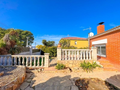 Casa estilo nordico. gran jardin casi 1.000 mts. de parcela, piscina, toda en planta y actualizada. en Castellet i la Gornal