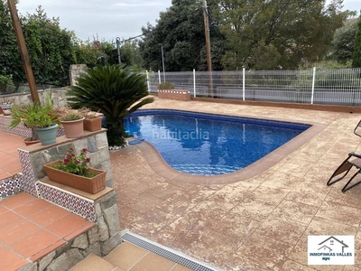 Casa gran casa con 4 dormitorios , local piscina y gran garaje muy bien orientada al sol. en Lliçà d´Amunt