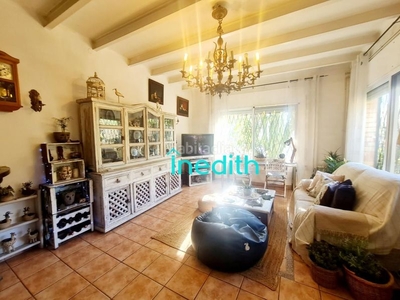 Casa grande estilo rústico con preciosas vistas y entorno natural en Castelldefels