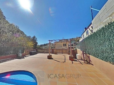 Casa preciosa casa unifamiliar con jardín y piscina en castellnou en Rubí