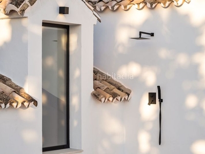 Chalet casa recién renovada con un diseño moderno, centrado en la vida interior-exterior en Marbella