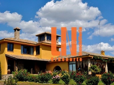 Chalet casa rústica en finca espectacular. calidades de lujo. vistas a la montaña en Valdemorillo