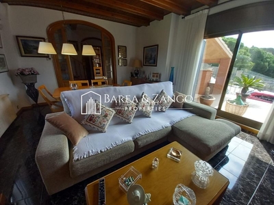 Chalet exclusiva casa en venta con piscina entre el mar y la montaña en Calella