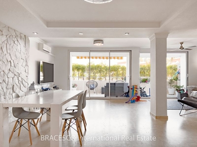 Dúplex con 3 habitaciones con aire acondicionado y vistas al mar en Marbella