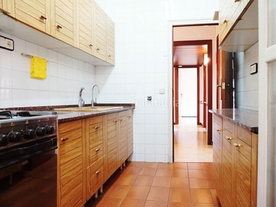 Piso a reformar de 3 habitaciones en el Baix Guinardó en Barcelona