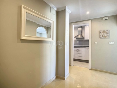 Piso con ascensor, piscina, aire acondicionado y jardín en Marbella