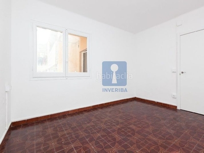 Piso con una superficie construida de 70 m2,con salón-comedor salida al balcón, 3 habitaciones (2 de ellas exteriores) y 1 baño. la finca dispone de ascensor. en Esplugues de Llobregat