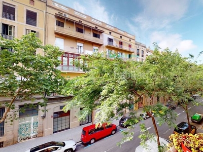 Piso en venta , con 108 m2 + balcón, 3 habitaciones, salón comedor, cocina y baño. en Barcelona