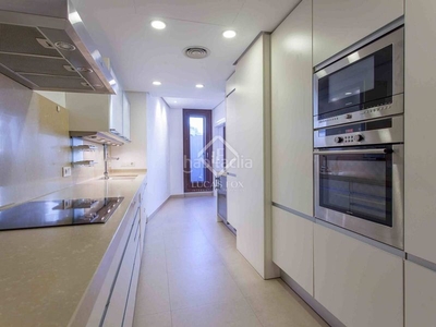 Piso luminoso piso reformado de 4 dormitorios con garaje y trastero en venta en la calle colón en Valencia