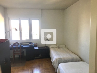 Piso magnifica vivienda en unos de los mejores barrios El Viso. la vivienda de 265 metros distribuidos en 5 habitaciones, 5 baños , cocina con officce, lavadero y su entrada de servicio. tiene una amplia terraza con unas vistas inmejorables. 2 pla en Madrid