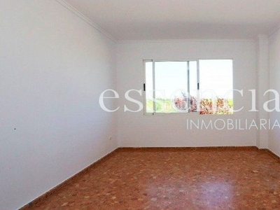 Piso oportunidad vivienda con terraza y patio en Oliva