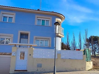 Venta Chalet en Calle Santa Maria Villarejo de Salvanés. Buen estado con balcón 265 m²