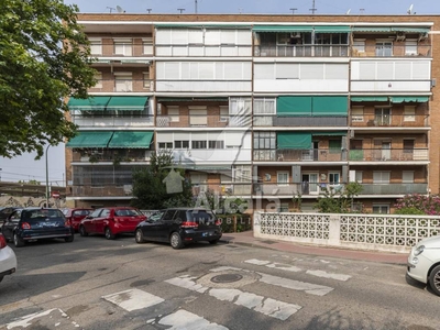 Venta Piso Alcalá de Henares. Piso de tres habitaciones Buen estado cuarta planta con terraza