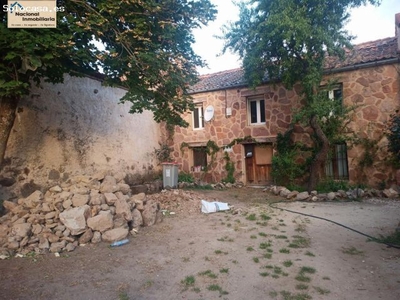 Casa de pueblo, en piedra y ladrillo, con patio